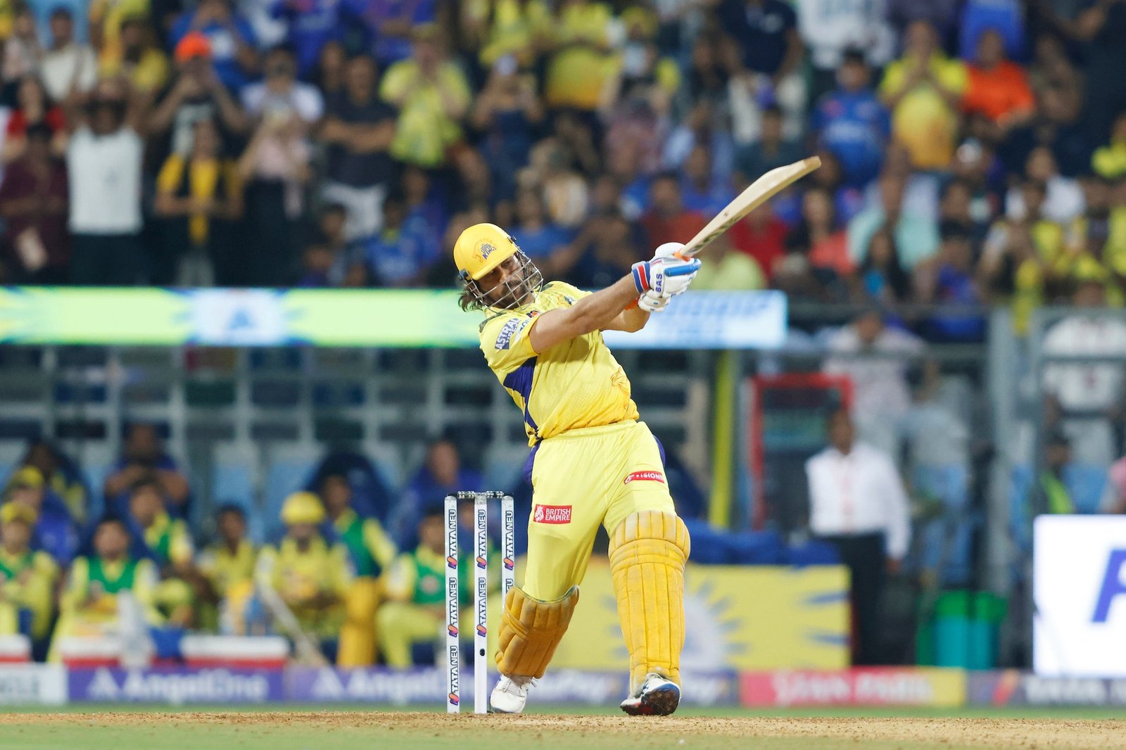 MI vs CSK, Dhoni hits 3 sixes in a row